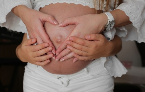Sie wird mit Zwillingen schwanger und die unfruchtbare Partnerin ihres Ex fragt, ob sie die Kinder in ihrer Obhut haben kann